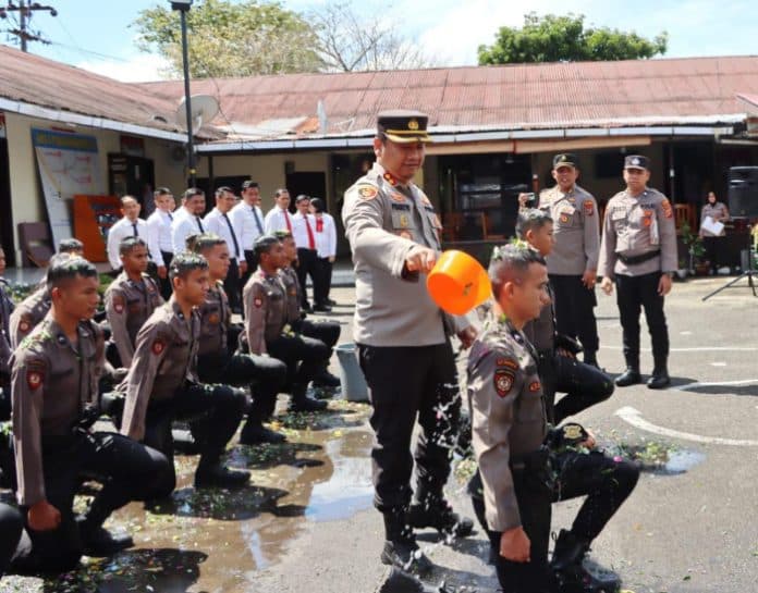 tradisi_penyambutan_bintara_baru_kapolres_padangsidimpuan_hindari_pelanggaran