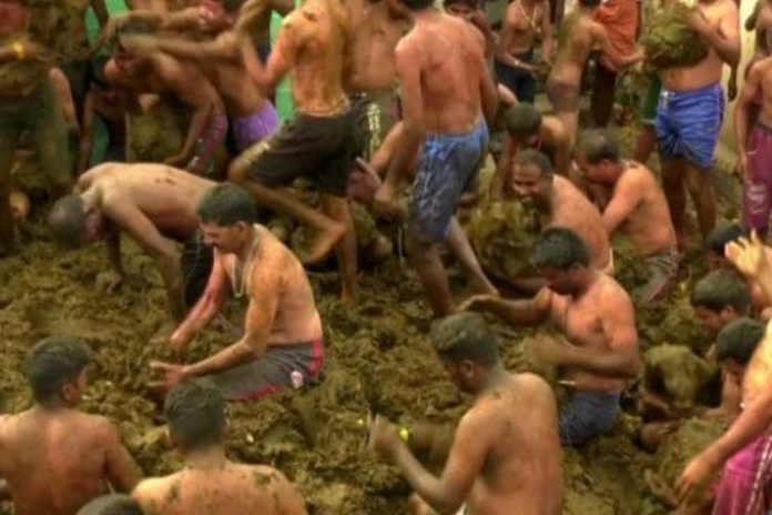 tradisi_perang_kotoran_sapi_di_india_akhiri_perayaan_diwali