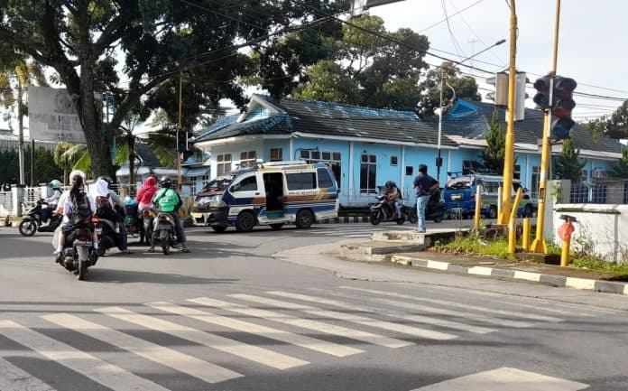 traffic_light_di_perempatan_jalan_kartini_dan_sudirman_siantar_tak_kunjung_diperbaiki