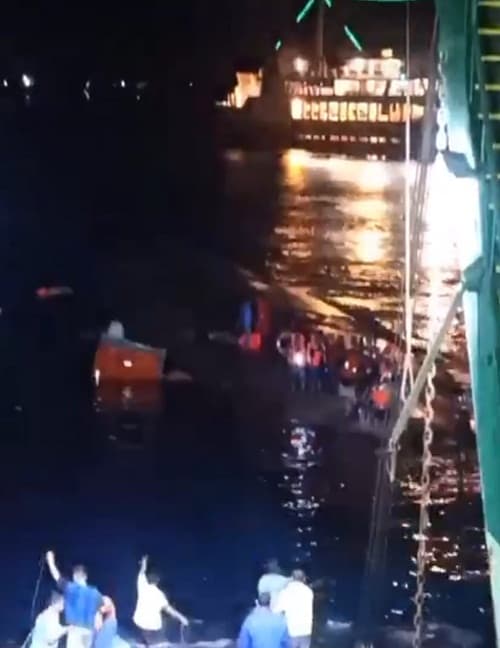 tragedi_kapal_tenggelam_di_selat_bali_14_penumpang_belum_ditemukan_33_selamat