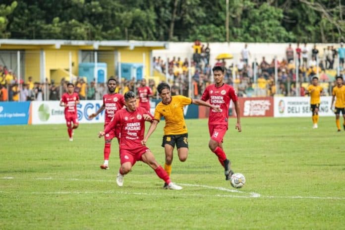 traktor_kuning_gagal_gilas_semen_padang_pelatih_wasit_terlalu_lama_beri_tambah_waktu