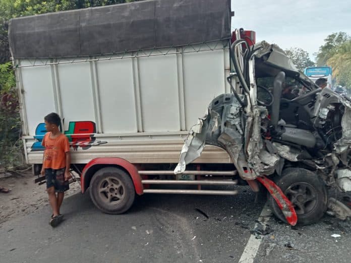 truck_isuzu_kontra_cold_diesel_di_jalan_asahan_satu_meninggal