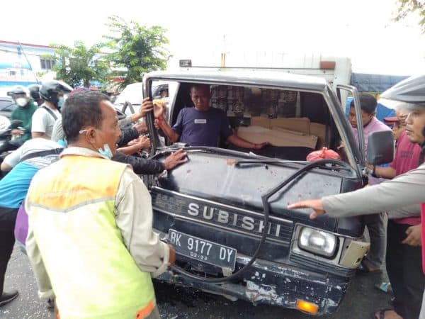 truk_alfamart_ditabrak_mobil_bermuatan_sirup_di_tanjung_morawa_sopir_l_300_terjepit