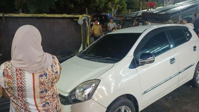 truk_bawa_besi_terbalik_begini_kesaksian_pengemudi_mobil_dihantam_saat_parkir