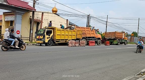 truk_berisi_batu_terperosok_nyaris_timpa_kantor_humas_polres_dairi