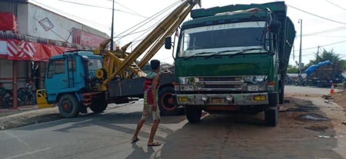 truk_bermuatan_32_ton_pakan_ternak_terguling_di_tebingtinggi