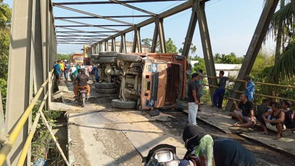 truk_bermuatan_galian_c_terguling_di_jembatan_titi_besi_batang_serangan