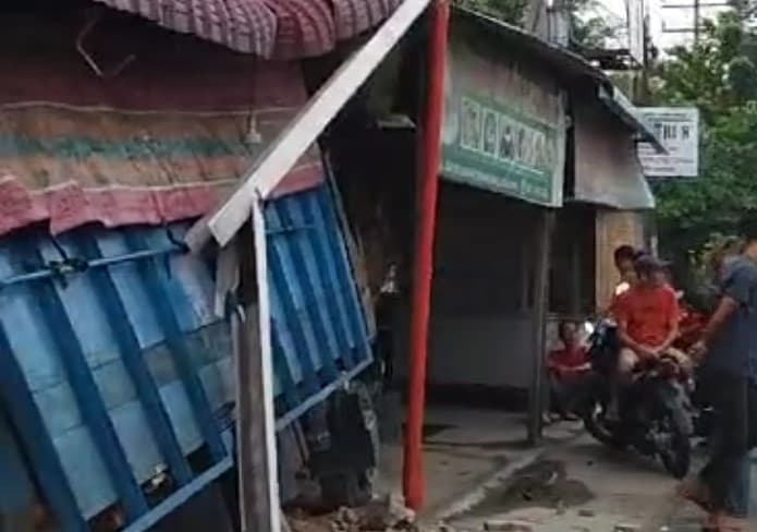 truk_bermuatan_sawit_seruduk_rumah_warga_di_tebing_tinggi