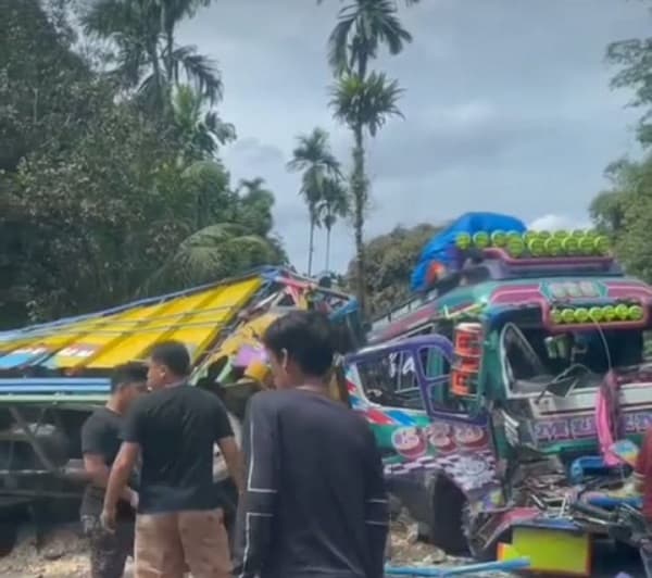 truk_colt_diesel_kontra_bus_murni_di_sembahe_polisi_masih_dicek