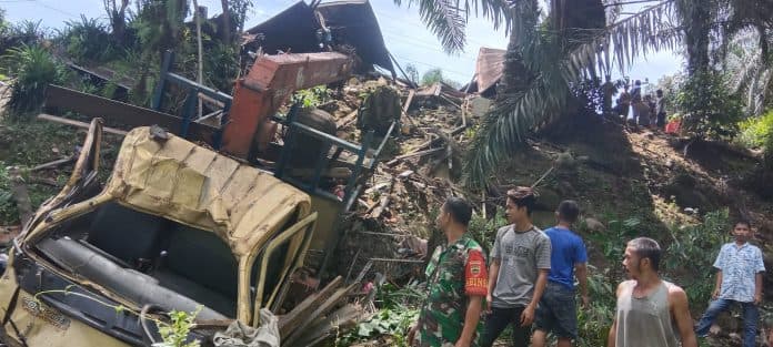 truk_colt_diesel_seruduk_rumah_warga_bukit_nenas