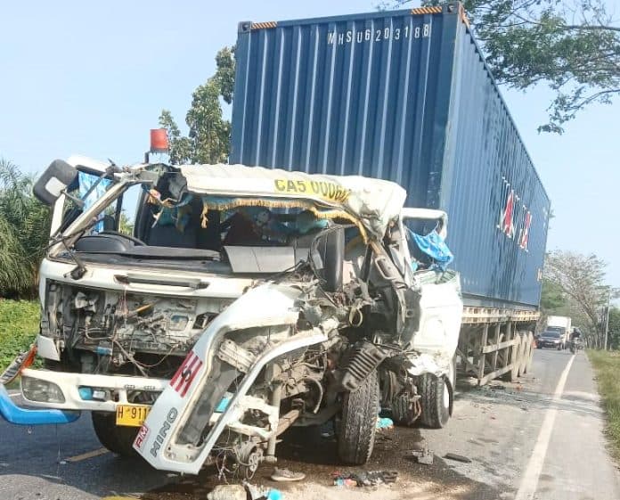 truk_container_tabrak_belakang_mobil_tanki_molen_2_luka