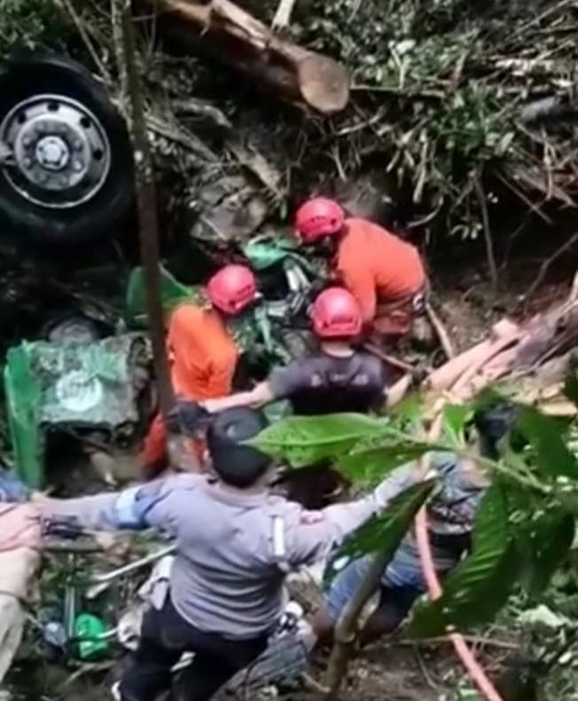 truk_cpo_dan_sopir_diterjang_longsor_hingga_masuk_jurang_di_karo