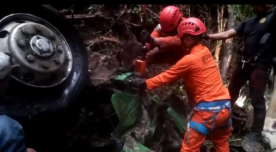 truk_cpo_jatuh_ke_jurang_di_dairi_basarnas_medan_lanjutkan_evakuasi_korban