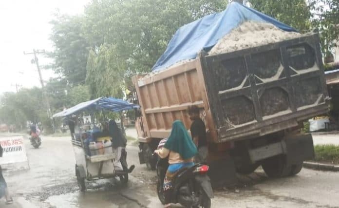 truk_diduga_melebihi_tonase_picu_kerusakan_jalan_di_martubung
