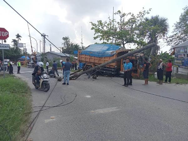 truk_fuso_bawa_pasir_tabrak_tiang_listrik_di_aras_kabu
