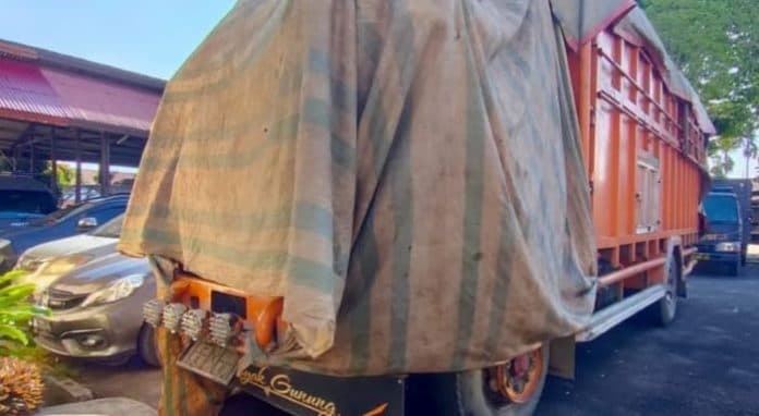 truk_fuso_bermuatan_pupuk_bersubsidi_yang_diamankan_polres_dairi_menghilang