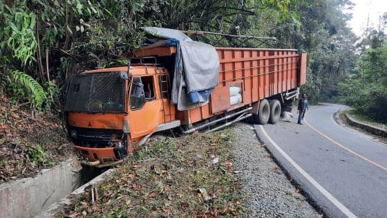 truk_fuso_muatan_pinang_terperosok_di_jalan_lintas_siantar_parapat