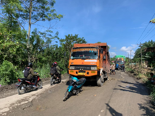 truk_fuso_terperosok_di_jalan_provinsi_jurusan_siantar_raya