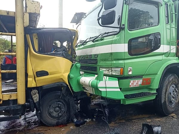 truk_fuso_vs_colt_diesel_laga_kambing_dua_tewas_di_tempat