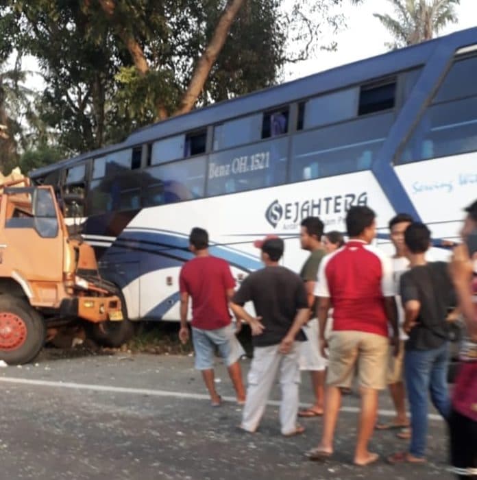 truk_hantam_bus_di_jalan_tol_satu_orang_meninggal_dunia