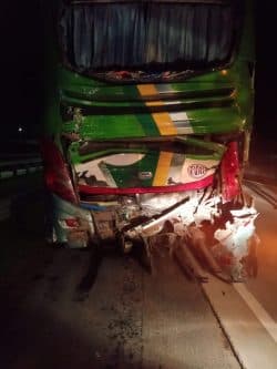 truk_hantam_bus_mogok_di_ruas_jalan_tol_sergai_1_tewas_dan_3_luka_luka