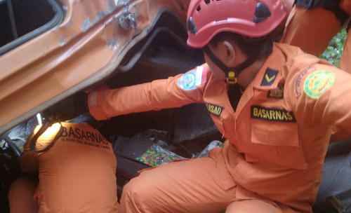 truk_kayu_jatuh_ke_jurang_di_girsang_sipangan_bolon_simalungun_sopir_tewas_terjepit