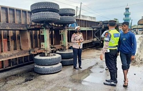 truk_kontainer_tabrak_pembatas_jalan_dan_terguling_di_tebing_tinggi