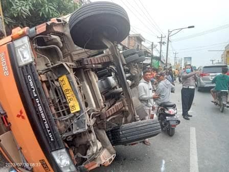 truk_kontainer_terbalik_di_siantar_bachtiar_gagal_bawa_istri_ke_jakarta