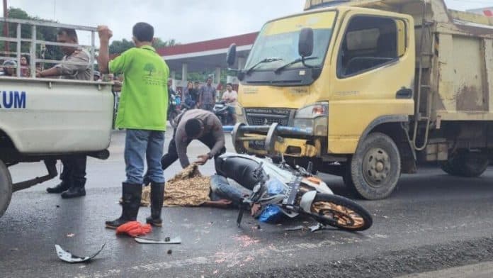 truk_kontra_sepeda_motor_di_jalinsum_batu_bara_1_tewas