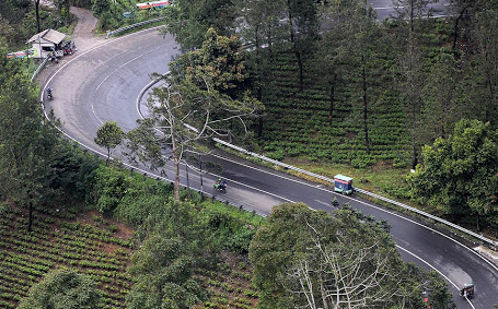 truk_makan_korban_di_jalan_puncak_bogor_5_orang_tewas