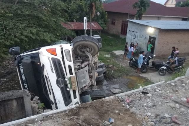 truk_molen_terbalik_nyaris_timpa_rumah_warga