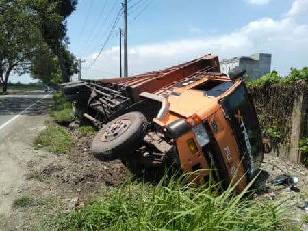 truk_muatan_sawit_asal_langkat_tujuan_simalungun_terguling_di_sergai