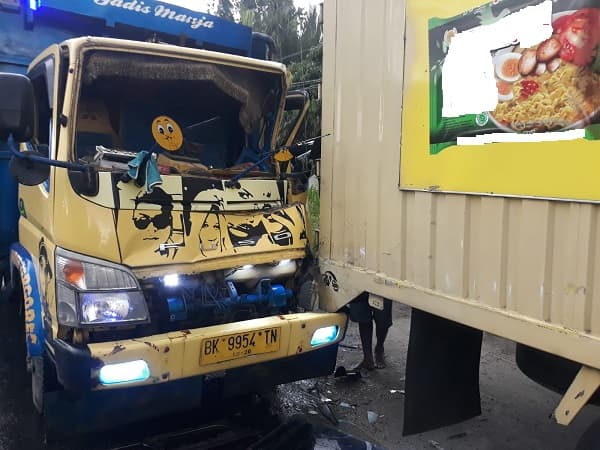 truk_nabrak_truk_parkir_di_jalan_lintas_sumatera_sergai