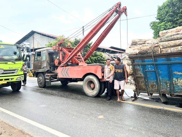 truk_patah_as_di_jalinsum_batu_bara_kapolres_turun_tangan_evakuasi