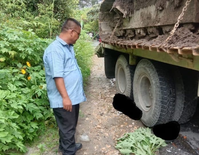 truk_pengangkut_alat_berat_gagal_menanjak_pemotor_dilindas_di_jalan_tarutung_parmonangan