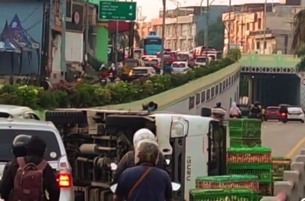 truk_pengangkut_ayam_potong_terguling_di_underpass_medan_johor