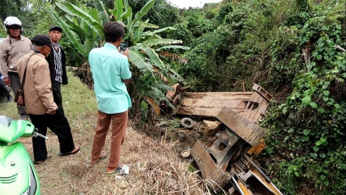 truk_pengangkut_escavator_nyemplung_ke_jurang