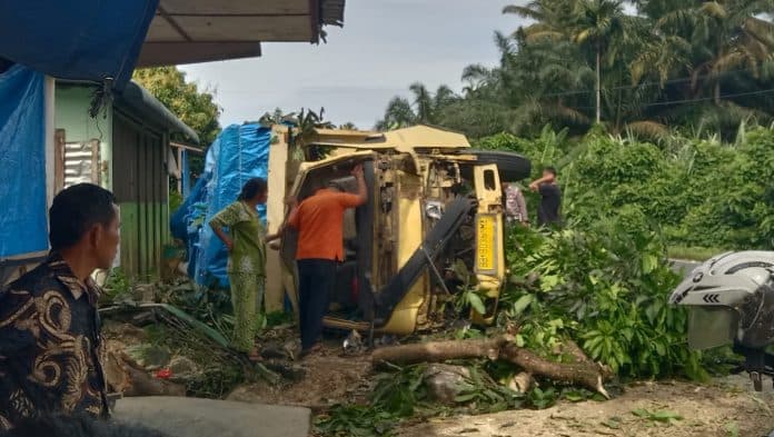 truk_pengangkut_karyawan_terbalik_di_lopian_tapteng