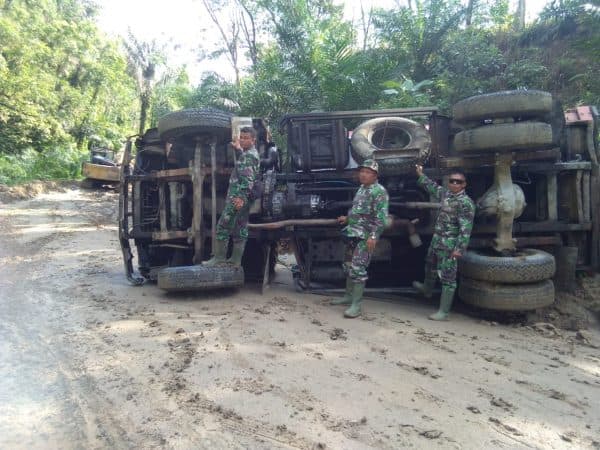 truk_pengangkut_material_tmmd_kodim_0204ds_terguling_di_deli_serdang_ini_penjelasan_danramil_19bangun_purba