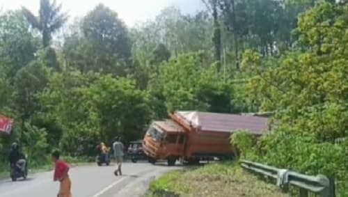 truk_pengangkut_pupuk_nyaris_terbalik_di_padangsidimpuan