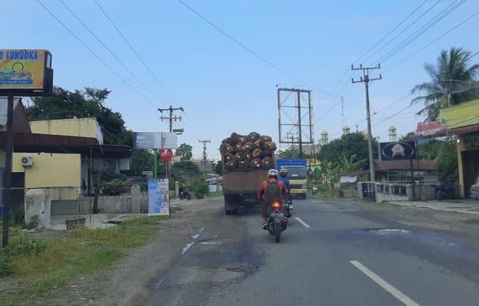 truk_pengangkut_sawit_tanpa_jaring_pengaman_bebas_beroperasi_di_jalan_umum_siantar_perdagangan_sidamanik