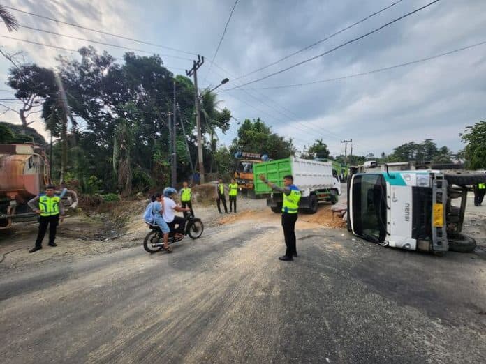 truk_pengangkut_tanah_terbalik_di_pancur_batu_polisi_tilang_sopir