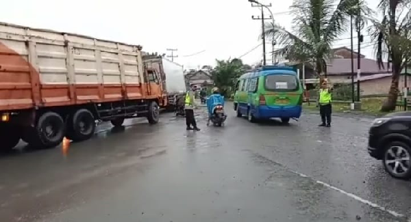 truk_sawit_rusak_timbulkan_kemacetan_panjang_di_tebing_tinggi