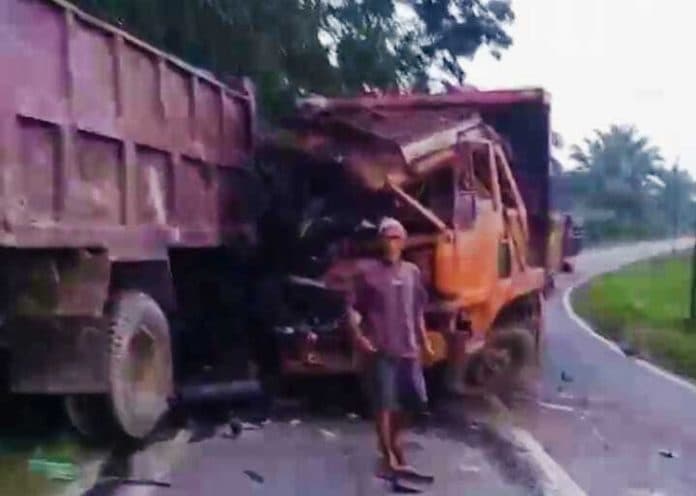 truk_sawit_tabrakan_dengan_truk_tanah_di_galang_1_supir_tewas_terjepit