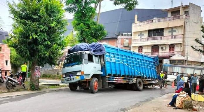 truk_sempat_terperosok_lubang_di_jalan_sibolga_pematang_siantar_semakin_besar