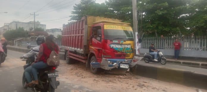 truk_seruduk_trotoar_di_jalan_imam_bonjol_tebing_tinggi