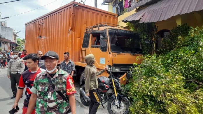 truk_tabrak_rumah_warga_di_jalan_seram_siantar