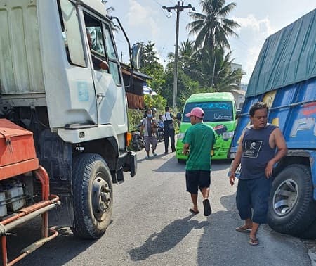 truk_tabrak_septor_di_rambung_merah_seorang_korban_terhimpit_di_kolong_truk