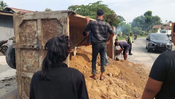 truk_tanah_terbalik_arus_lalin_medan_berastagi_sempat_terganggu