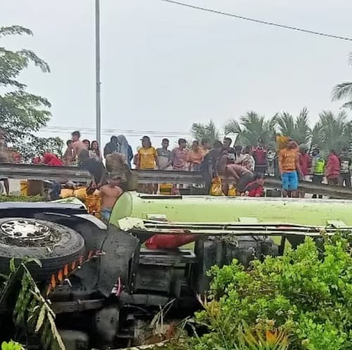 truk_tangki_bermuatan_cpo_terbalik_di_belawan_warga_rebutan_minyak